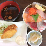 Mawaru Sushi Ichiba - 海鮮丼（並）