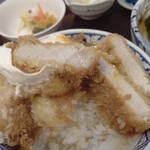 六助うどん - カツは肉厚！