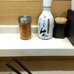 Nadai Fujisoba - テーブル上にある薬味