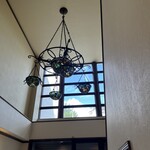 COFFEE HOUSE maki - 天井を見上げると青空！アイアンとステンドグラスのシャンデリアが素敵です。