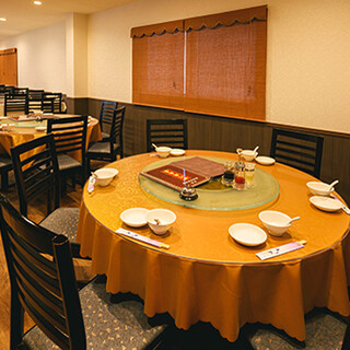 [Can be reserved] A spacious, beautiful and comfortable space ♪ A round table with a turntable ◎
