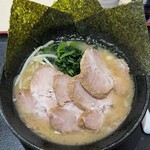 横浜家系らーめん 宝来家 - らーめん並 850円。チャーシュー 250円。