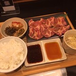 焼肉 冷麺 壇光 - 「豚定食【もみぢ豚肩ロース】」（1,243圓）。