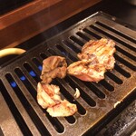 Yakiniku Reimen Dankou - 「豚定食【もみぢ豚肩ロース】」（1,243圓）の御肉を燒く。炭火ではなく、ガスバーナーであるのも「南大門」スタイルです。