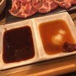 Yakiniku Reimen Dankou - 「豚定食」のタレは二種類。左は甘辛で濃厚、右は酢が主體でサッパリな感じで、ニンニクと辛子味噌を入れるのが私の御極まりです。右のタレは「南大門」風です。