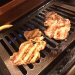 Yakiniku Reimen Dankou - 「豚定食【もみぢ豚肩ロース】」（1,243圓）の御肉を燒く。炭火ではなく、ガスバーナーであるのも「南大門」スタイルです。