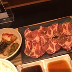 Yakiniku Reimen Dankou - 「豚定食【もみぢ豚肩ロース】」（1,243圓）の御肉とナムル盛合せ。