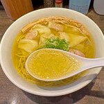 十人十色 - スープ自体の旨味が存分に味わえる塩味スープに青唐辛子の辛味のスープ