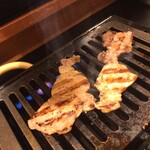 Yakiniku Reimen Dankou - 「豚定食【もみぢ豚肩ロース】」（1,243圓）の御肉を燒く。炭火ではなく、ガスバーナーであるのも「南大門」スタイルです。