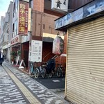 藤本食堂 - この路地を入る。