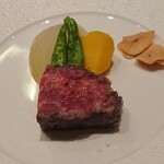 223765562 - こう見えて、しっかり火が通っています。肉汁は皿の上ではなく、口の中いっぱいに広がります。