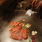 銀座響ブッフ - オマール海老の調理中