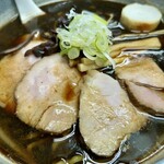 らぁめんや - くろチャーシューメン　900円　魚風味強いしょうゆラーメンでした