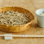 権八 - せいろそば(Seiro Soba Served cold with dipping sauce and green onions)　750円