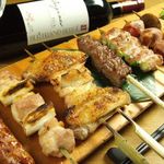 権八 - 毎日「炭」でじっくりと…　熟練の職人が、その日の食材に合わせて、最もおいしい焼き方でご提供いたします。本格炭で焼き上げる香ばしさをお楽しみください。