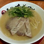 長浜ナンバーワン - ラーメン、豚骨の臭みはなくあっさりとしたスープ