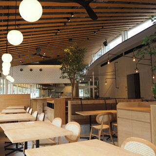 A relaxing space with a sense of openness ◎ Girls' night out, dinner, and reserved banquets are also welcome ♪