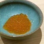 鮨 西崎 - ■いくら
      塩で少し味付けをする程度で、いくらから感じる鮭っぽさを楽しむとのこと。