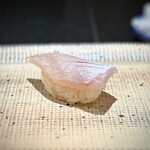 鮨 西崎 - ■春子鯛の昆布〆
      身自体が柔らかい春子なので、握りもふんわりと。