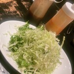 焼肉ホルモン 萬石 - お通し  和風＆辛ﾄﾞﾚｯｼﾝｸﾞ￥200-税別/人