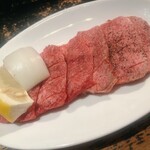 焼肉ホルモン 萬石 - 上牛タン ￥2000-税別