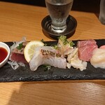 大衆日本酒バル ふとっぱらや - ■鮮魚の盛り合わせ 690円(内税)■