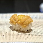 鮨 西崎 - ■浜中の馬糞雲丹
      養殖のイメージもある浜中ですが、こちらは天然。
      甘さを追求した養殖とは違い、こちらは華やかな香りも湛えて美味♪