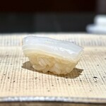 鮨 西崎 - ■白いか
      おそろしい手間ひまで握られる大将のスペシャリテ。
      塩、酢橘の酸味の後に、白いかの持つ甘味が存分に押し寄せます！