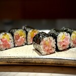 鮨 西崎 - ■トロたく
      トロが脂乗りが強かったので、握りよりもこちらがいいのでは？とオーダー。
      うん、沢庵や海苔といただいた方が塩梅がいい♪