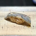 鮨 西崎 - ■こはだ
      中トロの脂乗りがしっかりしているので、それを切るために強めの〆具合。