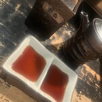 焼肉ホルモン 萬石 - 左 辛口だれ、右 甘口だれ 