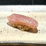 鮨 西崎 - ■金目の漬け
      実は、中には大葉が仕込まれています。
      コクのある金目を爽やかに、バランスの良い一カン。