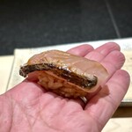 鮨 西崎 - ■黒ムツの藁焼き
      手渡しじゃないと崩れてしまうほどに、ふわりと。
      藁焼きの香りがエアリーなシャリを包んで、なんとも美味しい！