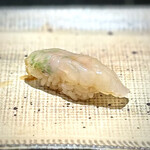 鮨 西崎 - ■カワハギ
      一般的に、肝の味で楽しむ握りですが、こちらのカワハギは身自体もとても美味しいとのこと。
      実際に、程よい弾力も心地よく、これは最高！