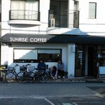 SUNRISE COFFEE - 満席で一組待ちでした。