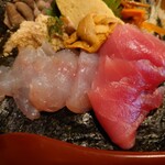 キッチン トット - ほんのりと脂感を感じるメバチマグロ
      何もつけないまま食べても
      口の中にマグロの旨味が広がって美味しい
      
      プリップリな弾力でいかにもモノの良さげな
      昆布の旨味がシッカリと染みてる甘鯛の昆布〆