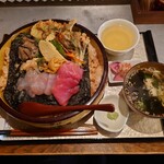 キッチン トット - ●デラックスのり弁当　1,550円
      ●ご飯大盛り　50円　合計　1,600円
      
      メバチマグロ、甘鯛の昆布締め、子持ち鮎の卵
      ムラサキウニ、舞茸の天ぷら、テッチャン
      ゴボウの煮物、人参の漬物、だし巻き卵