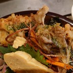 キッチン トット - サクッカリッと挙げられている軽く塩味の付いている
      舞茸の旨味（甘味）溢れる天ぷら
      
      
      スルメ❔と人参の漬物は旨味が良くでていて美味しい