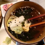 キッチン トット - ◯おすまし
      魚のアラで出汁が取られているであろうお吸い物
      
      わかめとシャキシャキの白菜が入ってた