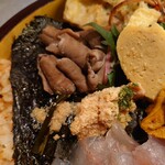 キッチン トット - ほんのりと藻の味わいを感じる
      薄味な甘い醤油味で煮られてる
      細かくプチプチと潰れて食感良い天然鮎の玉子
      
      薄味な醤油で塗られたテッチャン
      
      甘味がシッカリとしているだし巻き卵
      
      雲丹も旨いよねえ