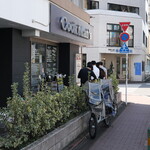 NIBOSHI MANIA - 店前の道への曲がり角。行列がここまで伸びている