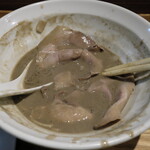 NIBOSHI MANIA - チャーシューを広げた。すでにスープまみれ