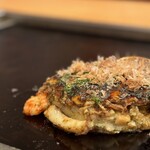 象屋 - ミックス焼なので、エビやイカがごろごろ出てくる(⊙ꇴ⊙)!!!        後半はどこを切ってもイカエビで、、、次は純粋に「ブタ玉」にしてみよう