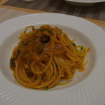 レストランププ - パスタ。オリーブとニンニクがトマトソースによくあっていました