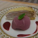 レストランププ - デザート。木苺のミルクレープと赤ワインのシャーベット