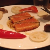mori - Nov, 2013　ノルウェーサーモンマリネの炙り　蜂蜜粒マスタードソース　いろとりどりの野菜のピクルスとともに