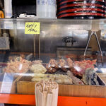 石かわ - ちょうど私が座った目の前には出来上がった天ぷらがズラリ！！