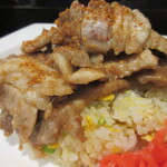 Cheju Horumon Souke Haruban - 炒飯の上に厚切りの豚生姜焼きがどっさり