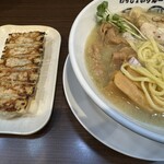 麺屋わっしょい - 鶏と豚の塩白湯と〜餃子！