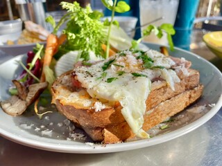 マザームーンカフェ - 目玉焼きが載っているこのスタイルをクロックマダムって言うらしい。初耳(^^)